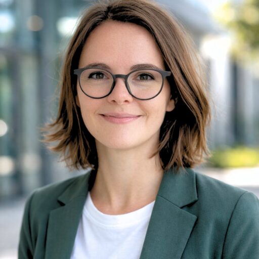 junge Frau lächelnd mit Brille - Blog-Expertin Sandra Lubecki